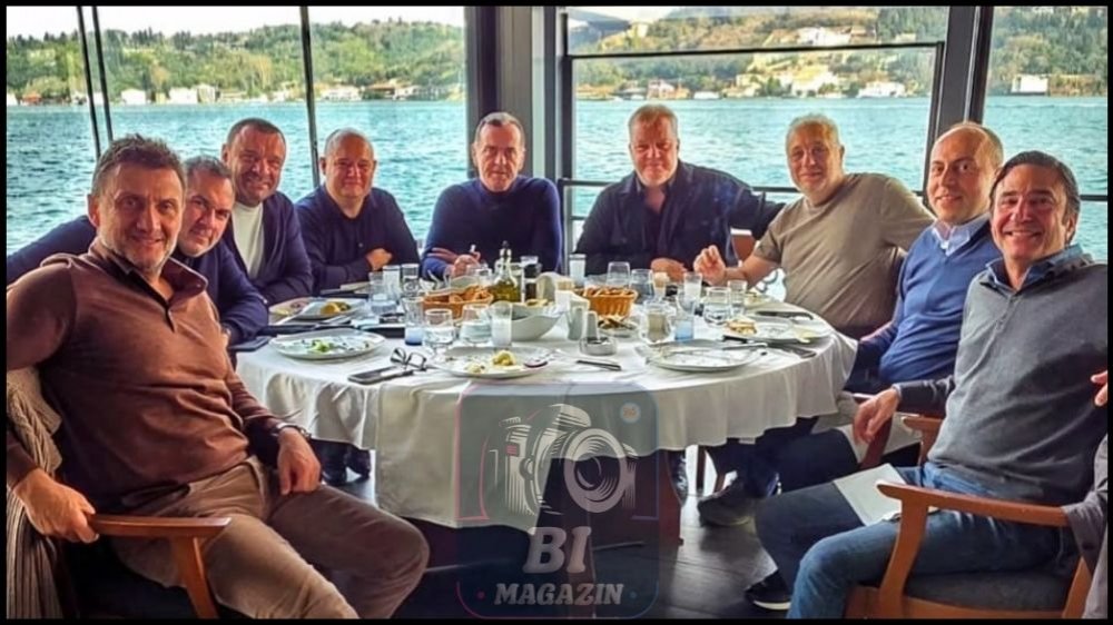 Dostlar, Yemekte Hasret Giderdi...