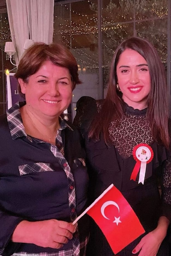 Ünlü İsimlerinden Anneler Günü Paylaşımı...