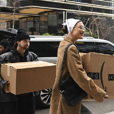 Bella Hadid'den Depremzedeler İçin Yardım Kutuları...