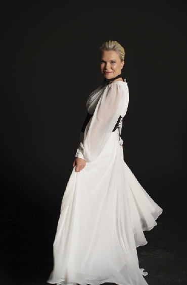 Demet Tekin  “Haber Ver” Türküsünü Gençlere Hediye Ediyor...