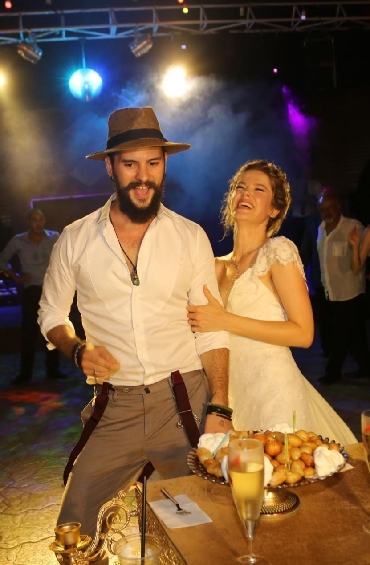Burcu Biricik Anne Oluyor...