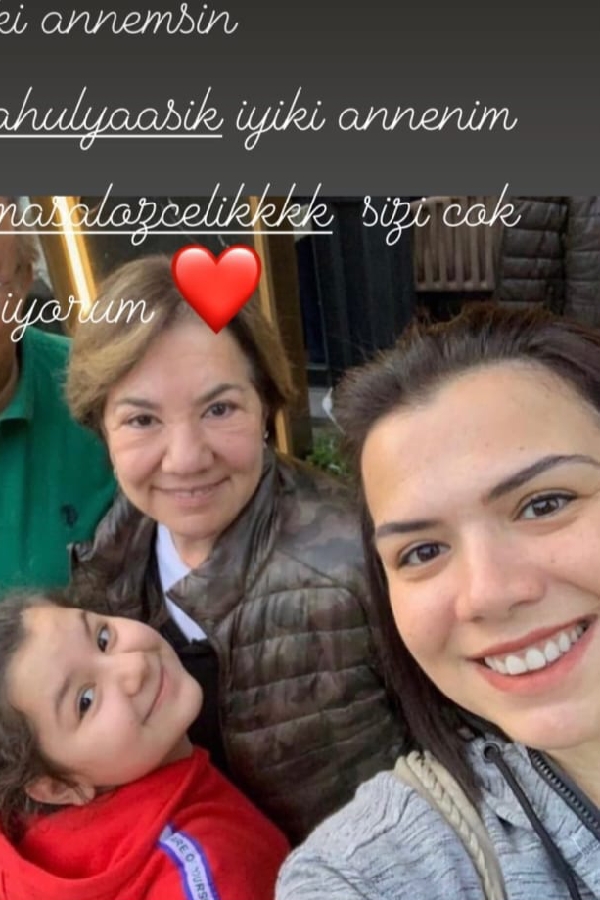 Ünlü İsimlerinden Anneler Günü Paylaşımı...