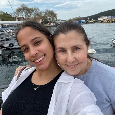 Nilüfer Kızıyla Güneşin Tadını Çıkardı...