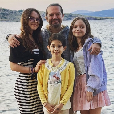 Ozan Doğulu Ve Meleklerinden Herkese Mutlu Bayramlar...