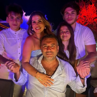 49. Yaş Gününü Ailesi İle Kutladı...
